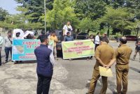 foto: suasana unjuk rasa yang dilakukan oleh masyarakat OKU