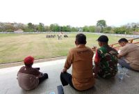 foto: pelatihan pengibar bendera di stadion mini Desa Batumarta I