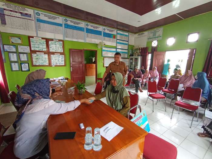 foto: Pemberian BLT DD di kantor Desa Batumarta I