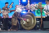 foto: Acara resmi dibuka dengan pemukulan gong oleh Bupati Kebumen, Lilis Nuryani. (Wawan-Peristiwaterkini)