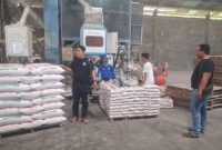 foto: pengecekan stok beras di beberapa gudang beras