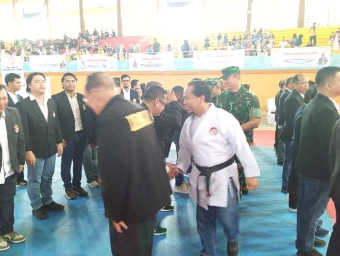 foto: Gusti Rendy usai dilantik berjabatan dengan pegurus lemkari