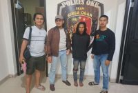 foto: Tersangka di serahkan oleh anggota Polsek Lubuk Raja Ke unit PPA Polres OKU