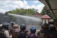 foto: suasana ricuh di halaman gedung DPRD OKU