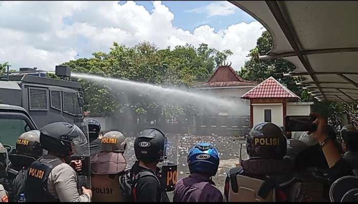 foto: suasana ricuh di halaman gedung DPRD OKU