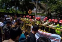 foto: suasana aksi massa di depan gerbang pt semen baturaja