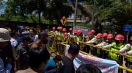 foto: suasana aksi massa di depan gerbang pt semen baturaja