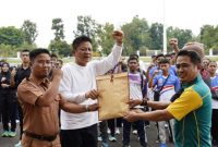 foto: Enos bupati OKU Timur lepas atlit