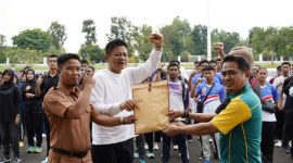 foto: Enos bupati OKU Timur lepas atlit