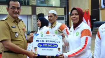 foto: penyerahan bonus oleh pemprov kepada atelit peparnas 2024