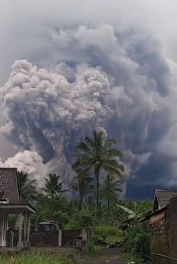 Letusan Mendadak Semeru Guncang Warga, PVMBG Tingkatkan Peringatan