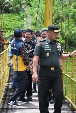 ‎Danrem Pamungkas Pastikan Jembatan Gantung Garuda Aman dan Tepat Waktu